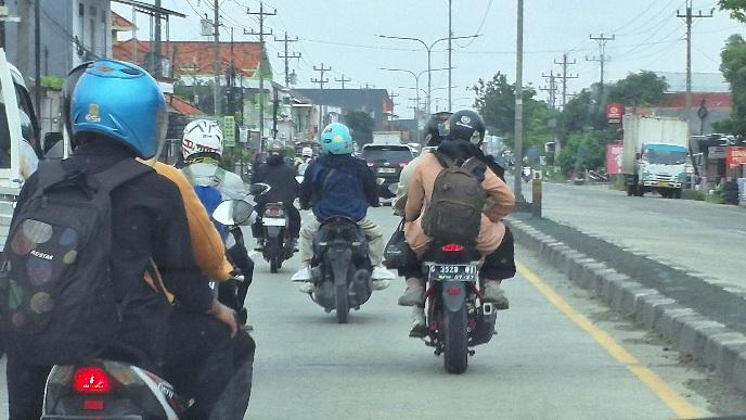 Arus Lalin Brebes-Tegal Ramai Lancar, Didominasi Truk dan Bus