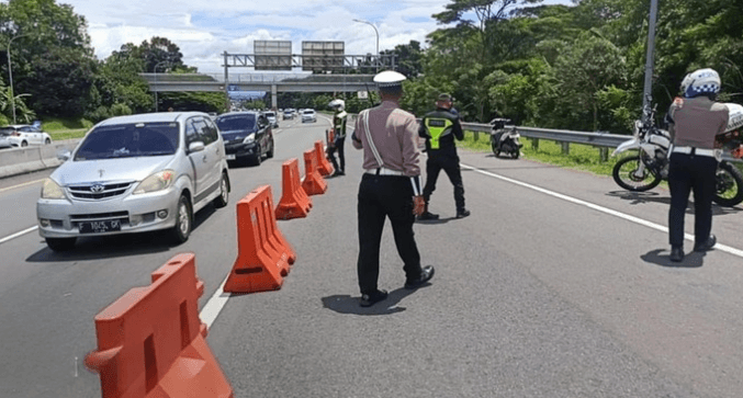 Contraflow 2 Km di Tol Arah Puncak Bogor Diberlakukan Pagi Ini