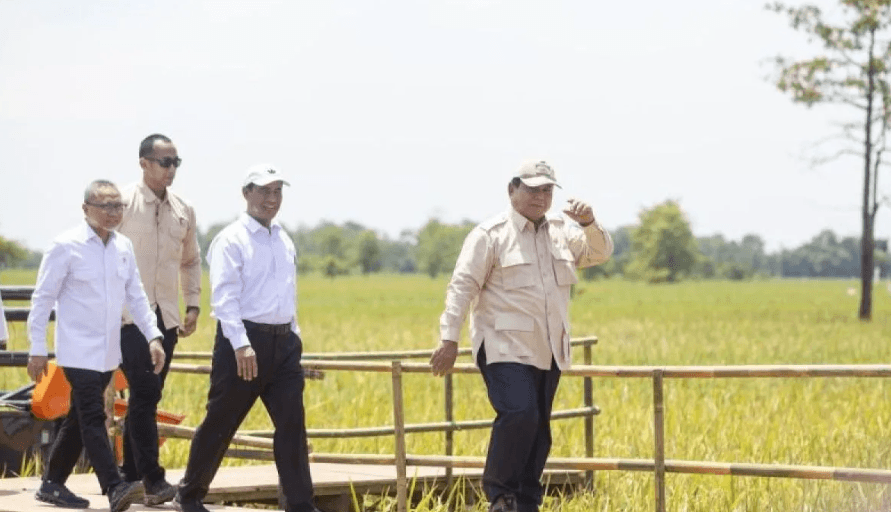 Presiden Prabowo Pimpin Panen Raya Padi Bersama Petani dari 14 Provinsi di Majalengka