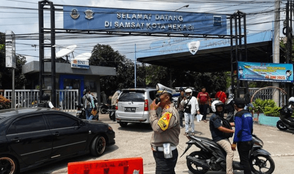 Antusias Warga Bayar Pajak, Antrean Mengular