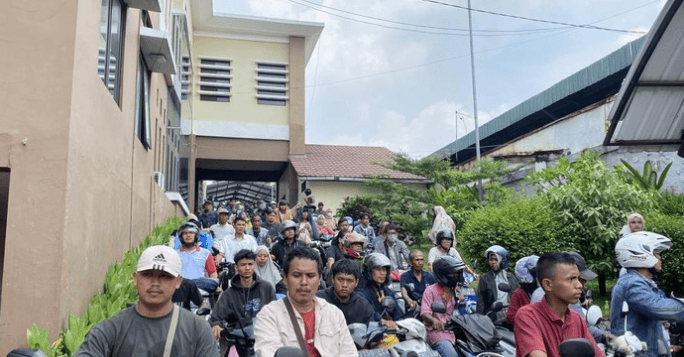 Samsat Depok Diserbu Warga Mau Pemutihan Pajak, Antrean Mengular ke Jalan