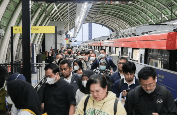Pengguna LRT Jabodebek Tembus 83 Ribu di Hari Pertama Kerja, Naik Tajam Dibanding Tahun Lalu