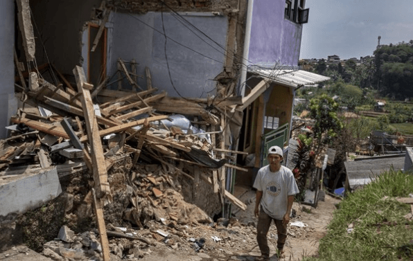 Pergerakan Tanah di Cimahi Rusak 10 Rumah, Warga Diminta Waspada