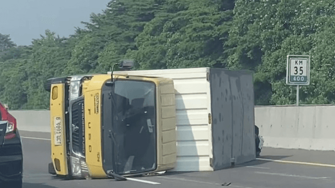 Gagal Salip Kendaraan, Truk Boks Terguling di Tol Jagorawi Km 35+400
