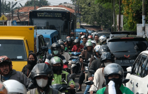 Jalan RE Martadinata Ciputat Macet Akibat Antrean Warga ke Samsat, Imbas Pemutihan Pajak Banten