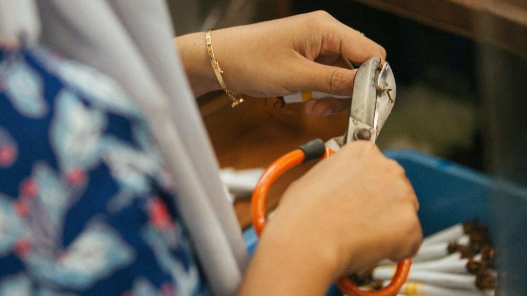 Pastikan Legalitas Pelaku Usaha, Bea Cukai Jember Terbitkan NPPBKC Dua Perusahaan Rokok Ini