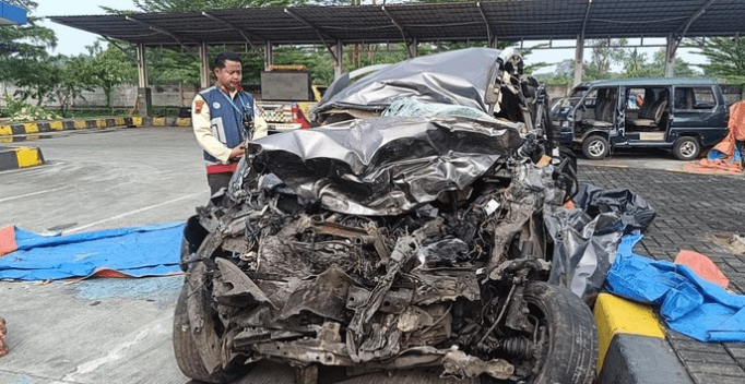 Honda BR-V 13 Km Lawan Arah Berujung Adu Banteng dengan Bus di Tol Pekalongan