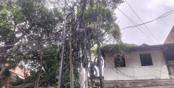 Warga Resah Kabel Semrawut di Kuningan, Ada Percikan Api dan Potensi Bahaya di Jalan Raya