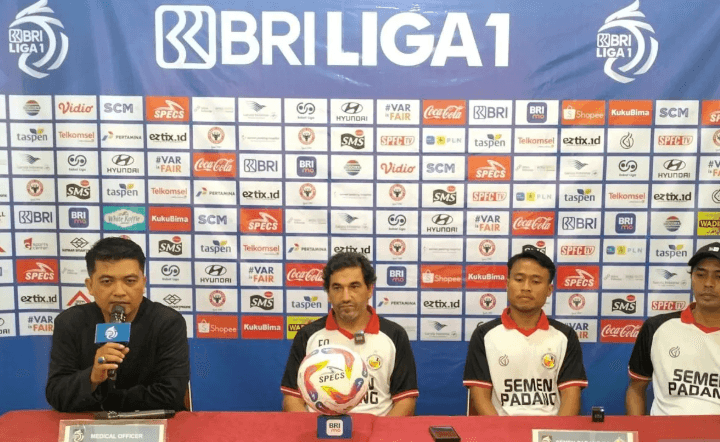 Pelatih Semen Padang FC Soroti Kualitas Wasit dan Serukan Pembenahan Sepak Bola Nasional