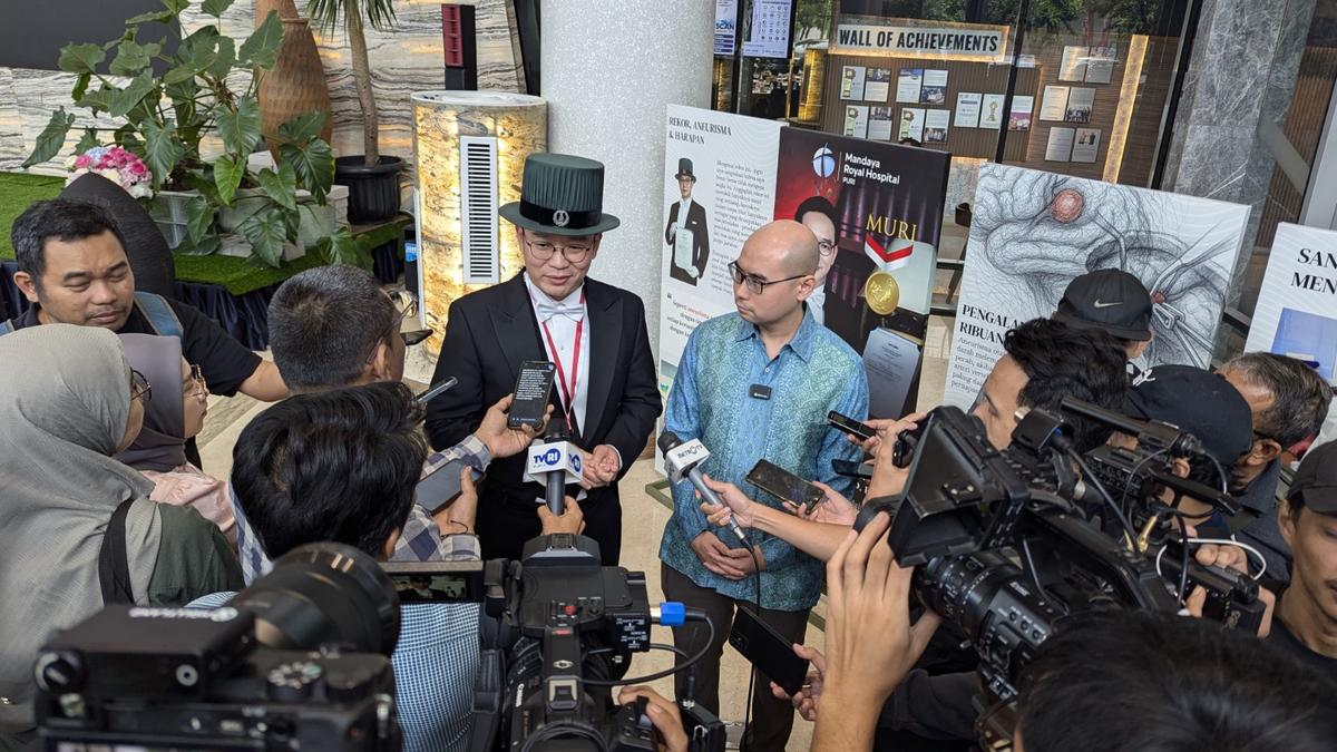 Dr. Joy Pecahkan Rekor MURI Sebagai Lulusan S3 Kedokteran Tercepat di Indonesia