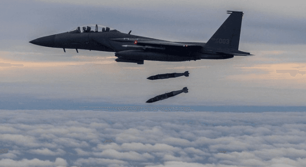 Jet Tempur Korea Selatan Tak Sengaja Jatuhkan Pod Senjata dan Tangki Bahan Bakar Saat Latihan