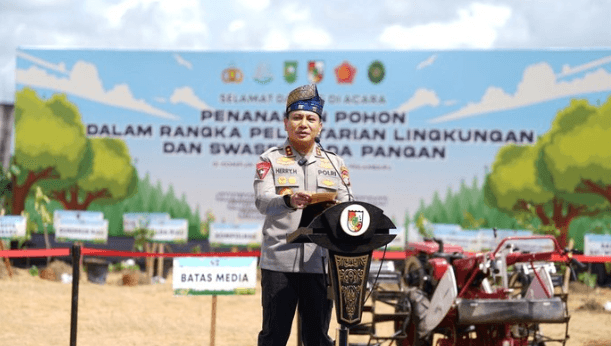 Peringati Hari Bumi, Kapolda Riau Tanam Ribuan Pohon hingga Jagung untuk Lingkungan dan Ketahanan Pangan