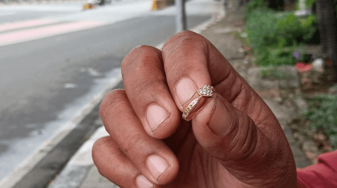 Kilau Emas Emperan Pasar Senen: Jual Perhiasan Rusak pun Tetap Laku