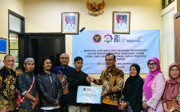 BNPT Salurkan Bantuan Alat Kerja dan Beasiswa untuk Mitra Deradikalisasi di Depok