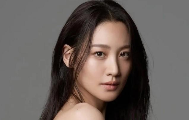 Siap Jalani Karier Global, Saram Janjikan Dukungan Penuh untuk Claudia Kim