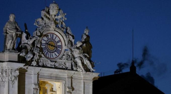 Hari Kedua Pemilihan Paus, Asap Hitam Masih Membumbung dari Kapel Sistina