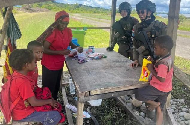 Satgas Damai Cartenz Berpatroli Dialogis Menyapa Anak-Anak di Kenyam