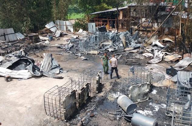 Kebakaran hanguskan puluhan drum dan tandon, polisi segel lokasi yang diduga tidak berizin