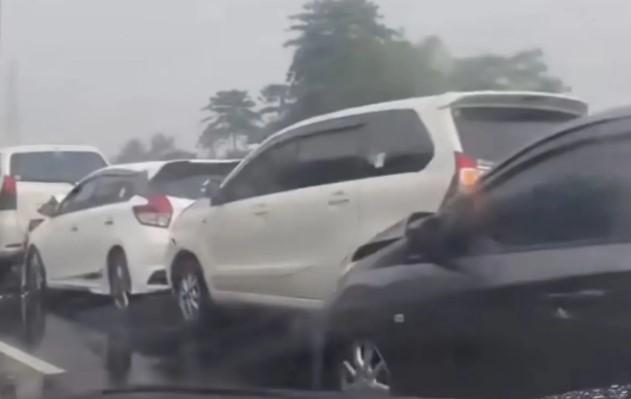 Lima Kendaraan Alami Kecelakaan Beruntun di Tol Cileunyi, Lalu Lintas Sempat Tersendat
