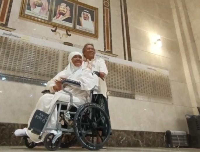 Bahagianya! Pasangan Lansia “Love-Bird” Asal Pekalongan Bisa Berhaji Bersama Setelah 13 Tahun Menanti