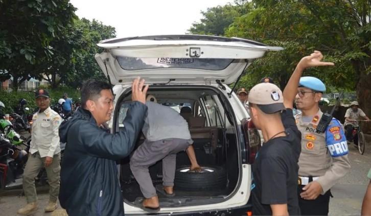Operasi Gabungan Tertibkan Juru Parkir Liar dan Atribut Ormas di Kalideres