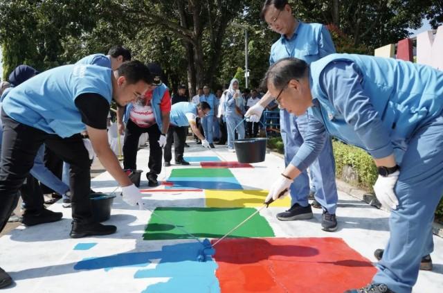 Libatkan Ratusan Relawan, Pasang Panel Surya, dan Dukung Inovasi Pengelolaan Sampah Lokal