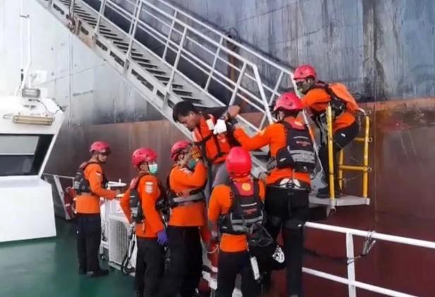 Basarnas Aceh Evakuasi ABK Filipina yang Terluka di Kapal Tanker MT Chemstran Baltic