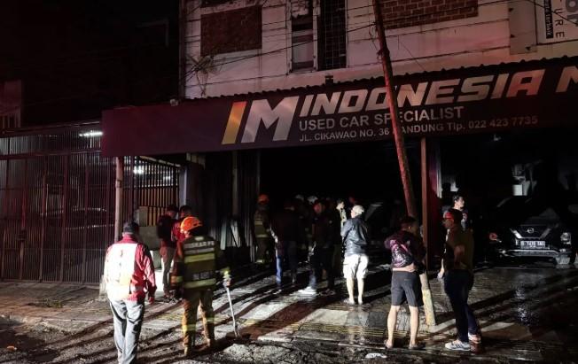 Kebakaran Landa Showroom Mobil di Bandung, Dua Kendaraan Terbakar dan Delapan Berhasil Diselamatkan