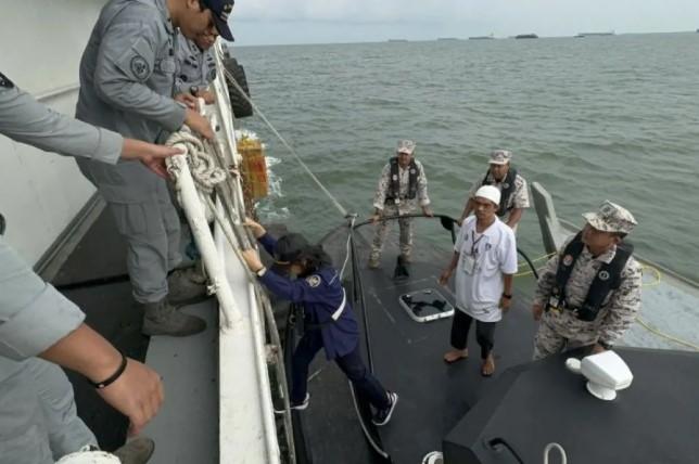 Bakamla RI Jemput Tiga ABK Pulau Buru yang Dibebaskan dari Penahanan Maritim Malaysia