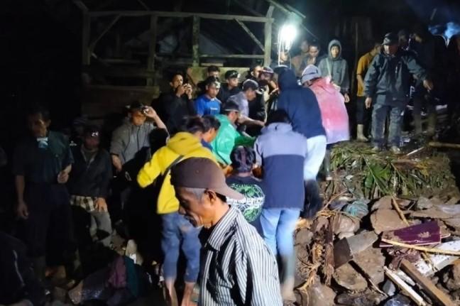 Empat Anggota Keluarga Tewas Akibat Longsor di Garut, Rumah Tertimpa Aliran Air dan Material Tanah