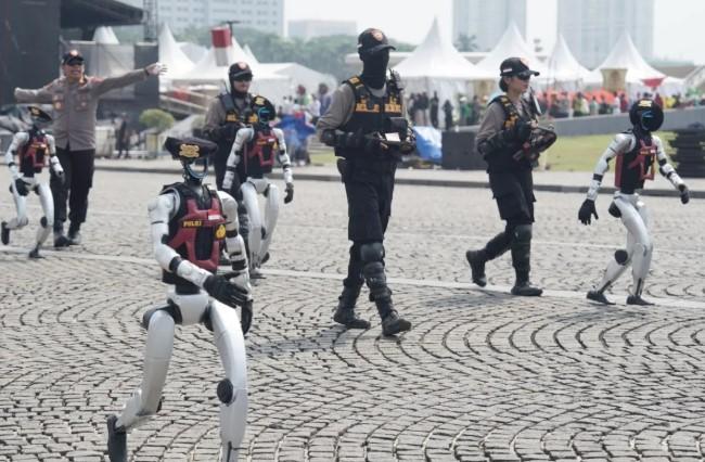 Robot Humanoid dan Taruna Akpol Meriahkan Persiapan Hari Bhayangkara ke-79 di Monas