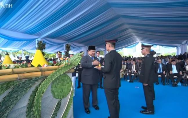 Presiden Prabowo Beri Penghargaan Tumpeng kepada Tiga Polisi Inspiratif dalam HUT ke-79 Bhayangkara