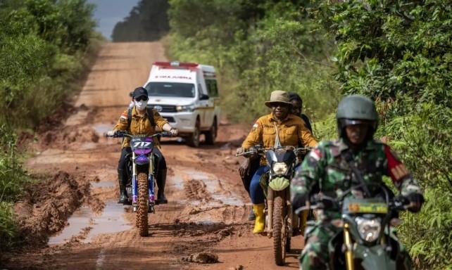 Dokter Berti dan Tim Tempuh Lumpur Demi Cek Kesehatan Gratis di Pedalaman Merauke