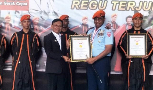Kopasgat TNI AU Raih Rekor MURI sebagai Pelopor Pasukan Wingsuit Pertama di Indonesia