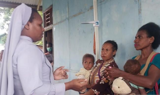 Demi Layani CKG, Nakes Puskesmas Bupul Tempuh 50 Km Melintasi Jalan Rusak dan Berlumpur