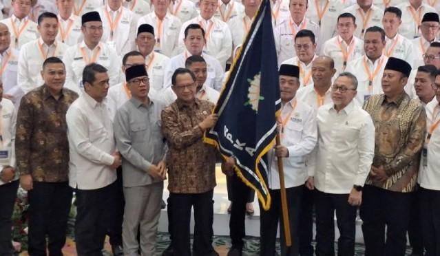 Tito Karnavian Lantik Bursah Zarnubi sebagai Ketua Umum APKASI 2025–2030, Tegaskan Komitmen Menuju Indonesia Emas