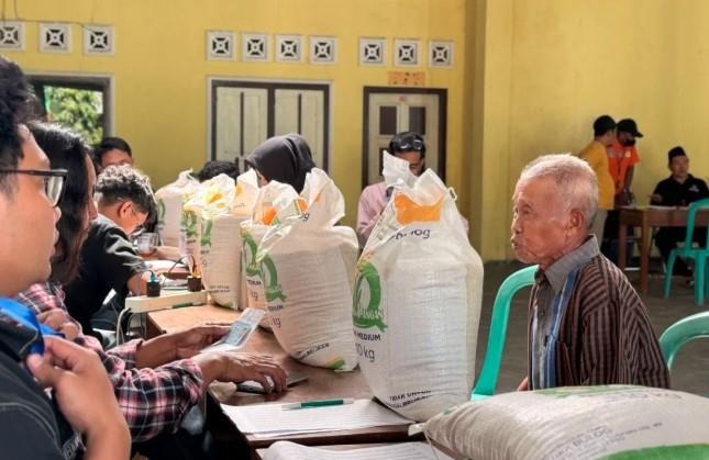 Bulog Yogyakarta Salurkan 12,8 Ton Beras untuk 642 Keluarga di Sleman, Respons Kenaikan Harga Pangan