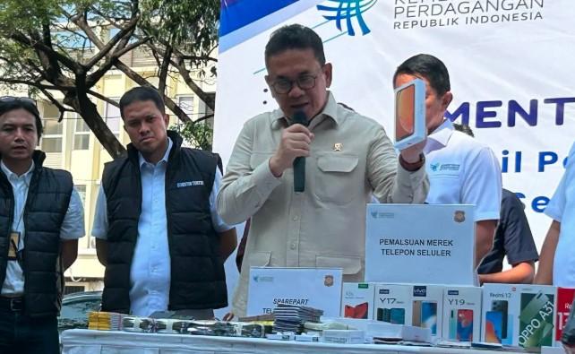 Menteri Perdagangan Tutup Pabrik Perakitan Ponsel Ilegal Bernilai Rp17,6 Miliar di Cengkareng