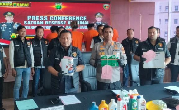 Polisi Bongkar Pabrik Oli Palsu di Kembangan, Omzet Capai Miliaran Rupiah