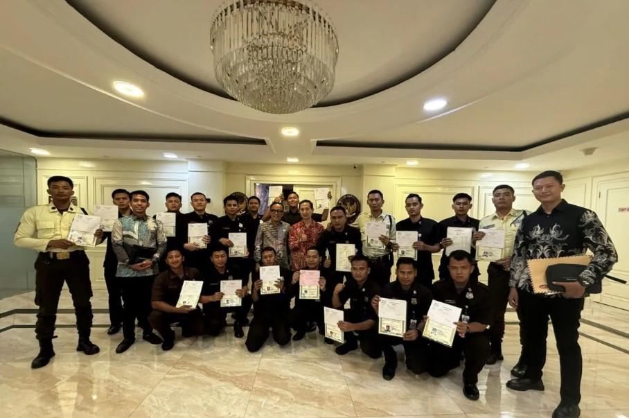 Wamenaker Ancam Cabut Izin Perusahaan yang Menahan Ijazah Pekerja: Tindakan Dianggap Kriminal