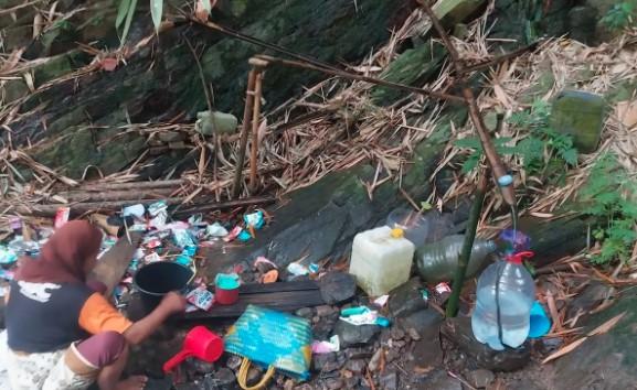 Kekeringan Melanda Gunung Batur Cilegon, Warga Tempuh 1 Km ke Hutan Demi Air Bersih