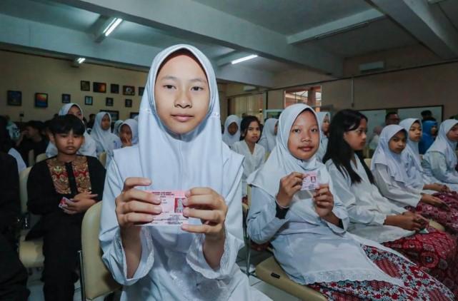 Kota Bandung Cetak Rekor MURI dengan Terbitkan 52.010 Kartu Identitas Anak, Wujud Nyata Perlindungan Negara