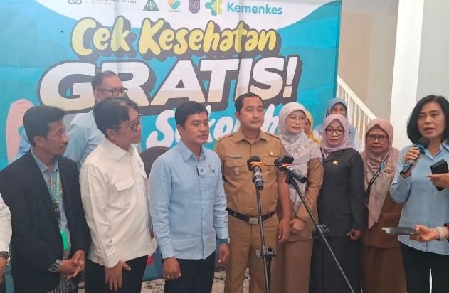 Wamenkes Tinjau Cek Kesehatan Gratis di Depok, Siswa Antusias dan Tidak Takut