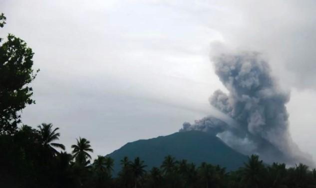 Gunung Ibu Erupsi Sembilan Kali dalam 12 Jam, Warga Diminta Waspada