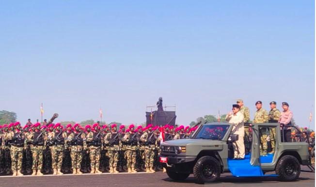 Ribuan Warga Padati Batujajar Saksikan Parade & Pengukuhan Struktur Baru TNI