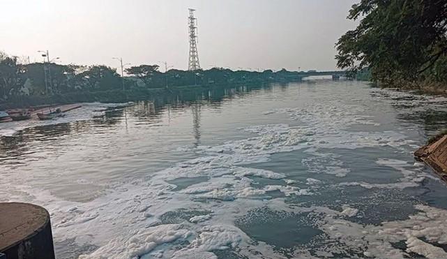 DLH DKI Gelar Simulasi Penanggulangan Busa di Kanal Banjir Timur