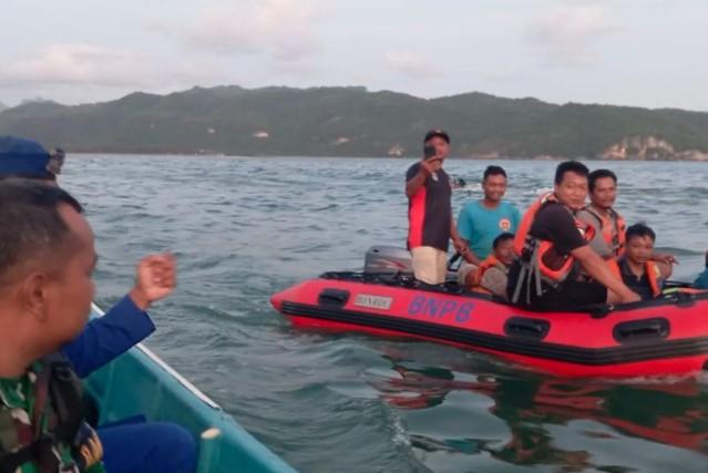 Tim Gabungan Selamatkan Tiga ABK Korban Perahu Terbalik di Teluk Pacitan