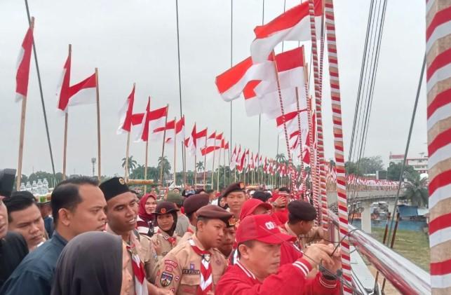 Jambi Pecahkan Rekor MURI dengan 1.500 Bendera Merah Putih di Jembatan Gentala Arasy