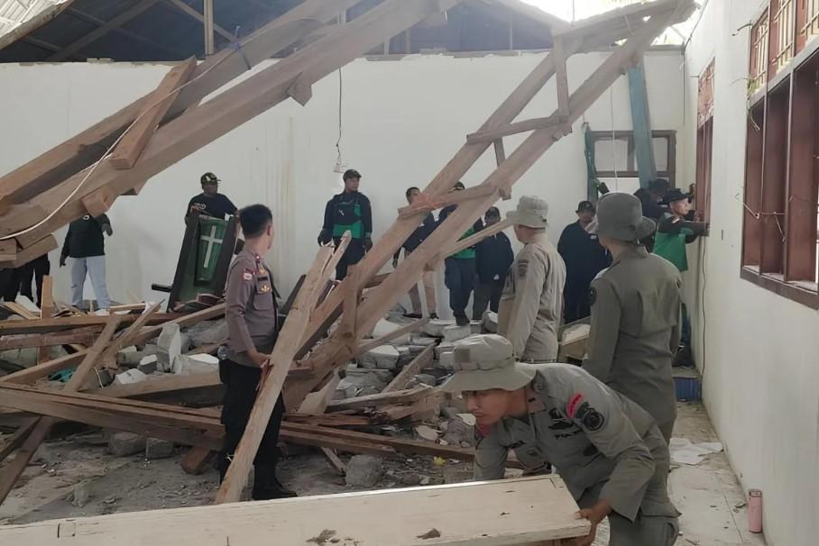 Satgas Madago Raya Bantu Warga Terdampak Gempa 6,0 M di Poso