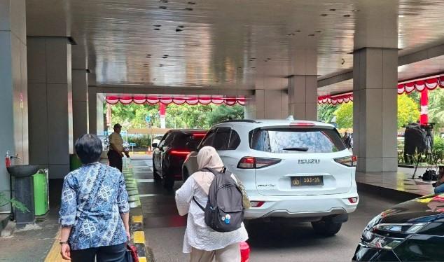 Suasana Kantor Kemenaker Tetap Normal Pasca OTT Wamenaker Immanuel Ebenezer oleh KPK